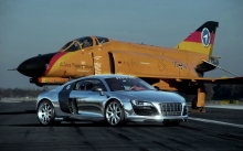 Блестящий Audi R8 рядом с немецким самолетом